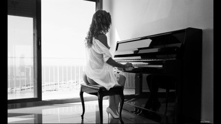 Девушка и пианино