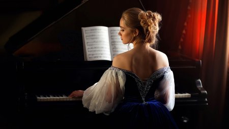 Женщина за роялем