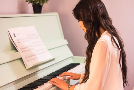 Девушка на рояле