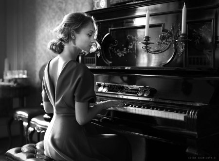 Девушка и пианино