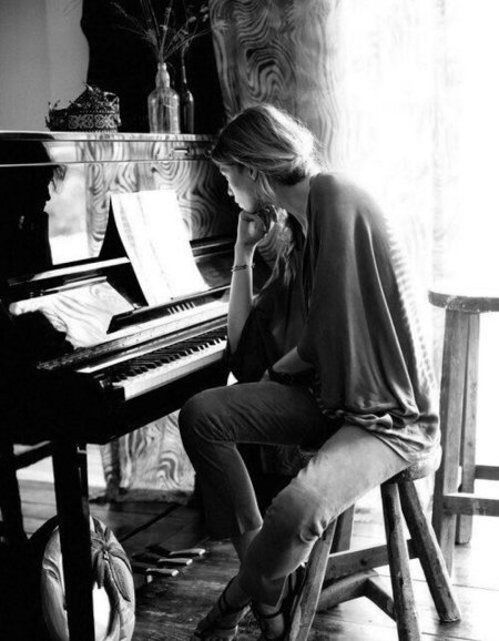 Девушка на рояле