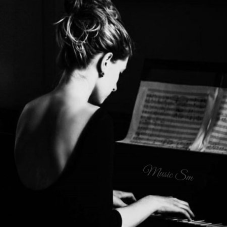 Женщина пианистка