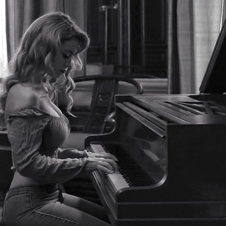 Женщина за роялем