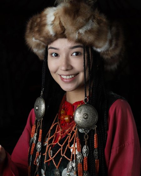 Кыргызские девушки народные одежды