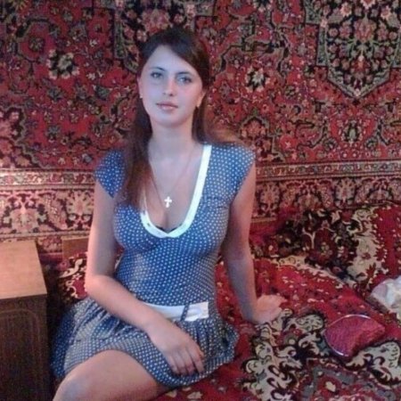 Деревенские девушки на фоне ковров