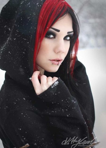 Готы с красными волосами