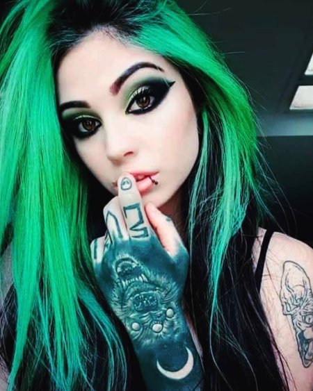 Красивая девушка неформалка