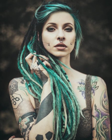 Девушка с дредами и пирсингом