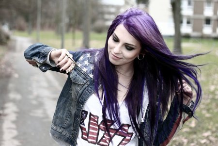 Девушка с фиолетовыми волосами
