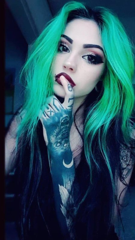 Девушка с синими волосами