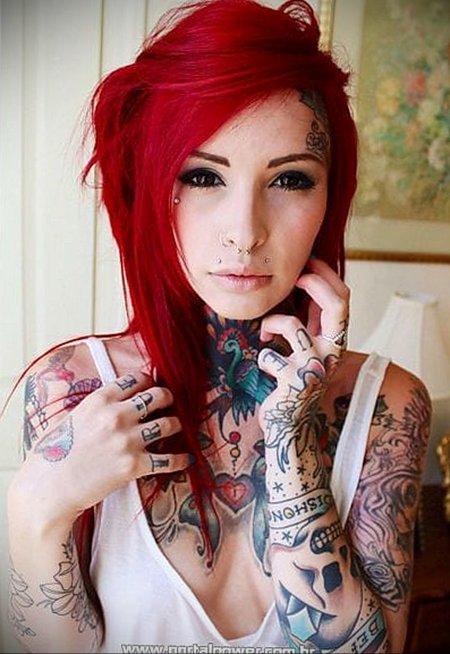 Рыжая девушка с пирсингом