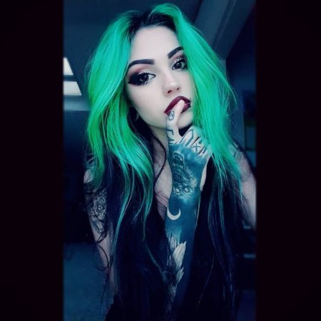 Красивые девушки с разноцветными волосами