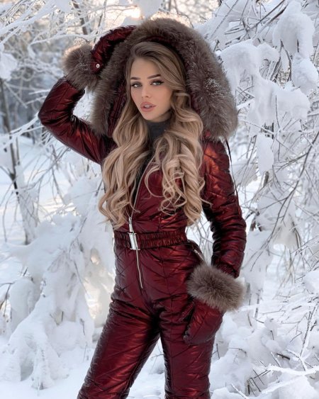 Девушка в зимнем комбинезоне