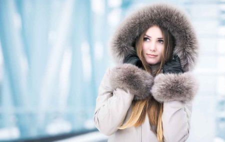 Красивая девушка в дубленке