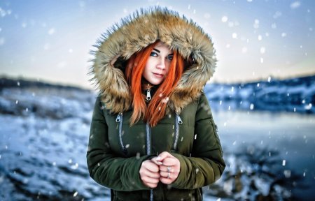 Девушка в куртке с капюшоном