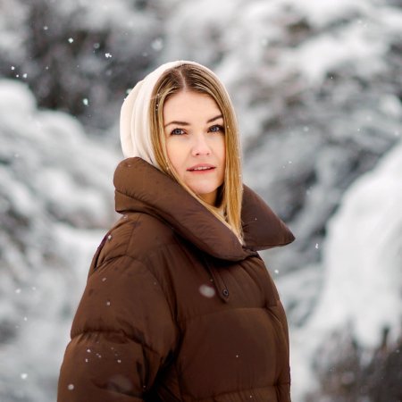 Девушка в пуховике