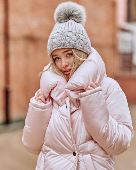 Женщина в пуховике