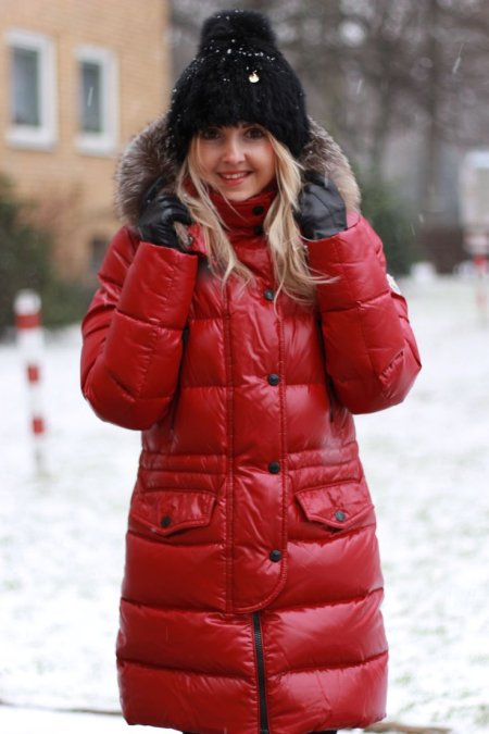 Красивые девушки в пуховиках