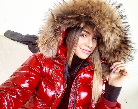 Девушки в пуховиках зимой