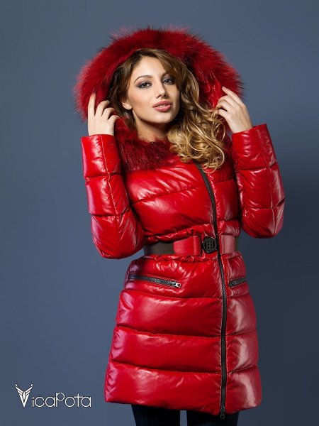 Красный пуховик монклер длинный