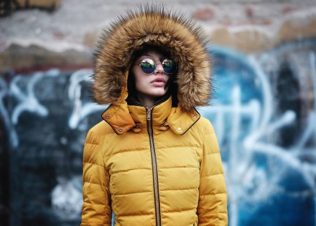 Яркий пуховик женский