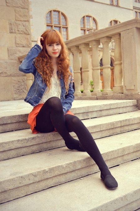 Девушки в балетках и колготках