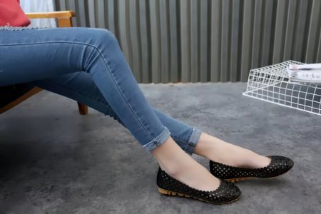 Красивые ножки в балетках