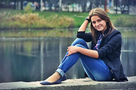 Женщины в колготках и балетках