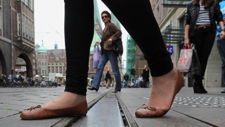 Женские ноги в балетках