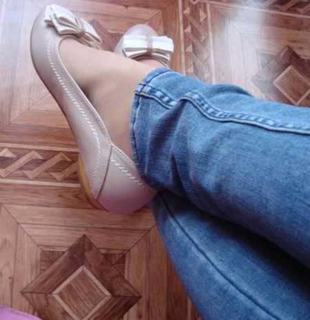 В джинсах и колготках