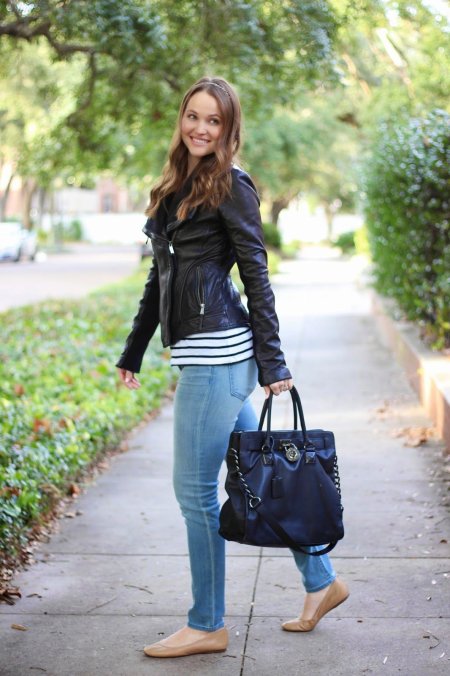 Девушка в джинсах и балетках