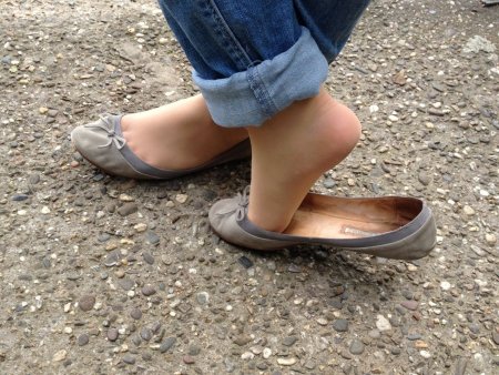 Женские ножки в балетках