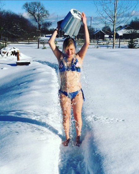 Девочка закаляется