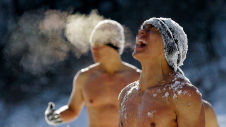 Обливание холодной водой зимой