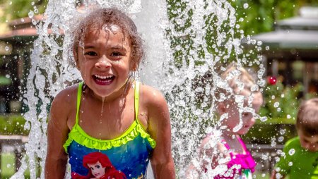 Брызгаться водой