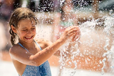 Брызгаться водой