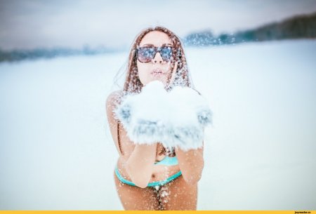 Девушка на снегу в купальнике