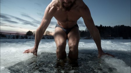 Моржевание мужчины