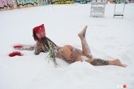 Полуголая красотка