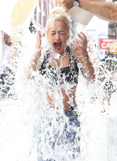 Обливание водой девушка