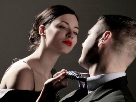 Женщина над мужчиной