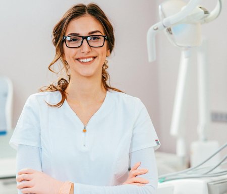 Стоматолог женщина