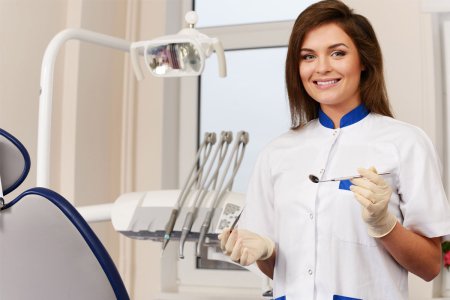 Девушка стоматолог