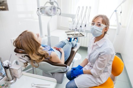 Стоматолог блондинка