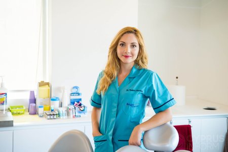Стоматолог женщина