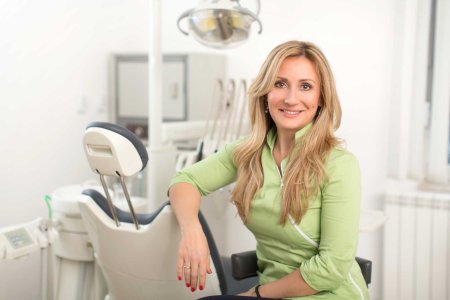 Стоматолог женщина