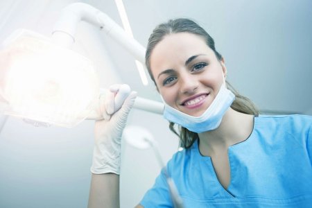 Девушка стоматолог