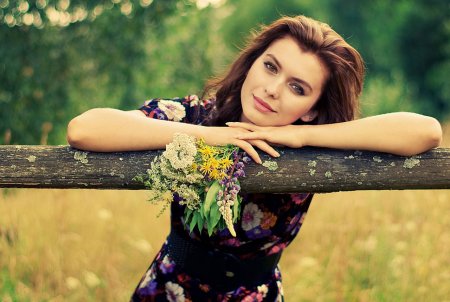 Скромная девушка