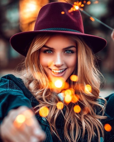 Женщина улыбается