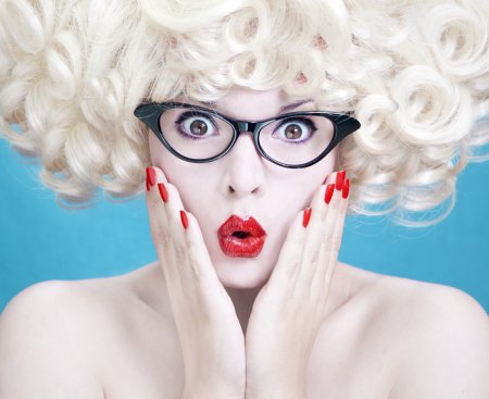 Смешная блондинка